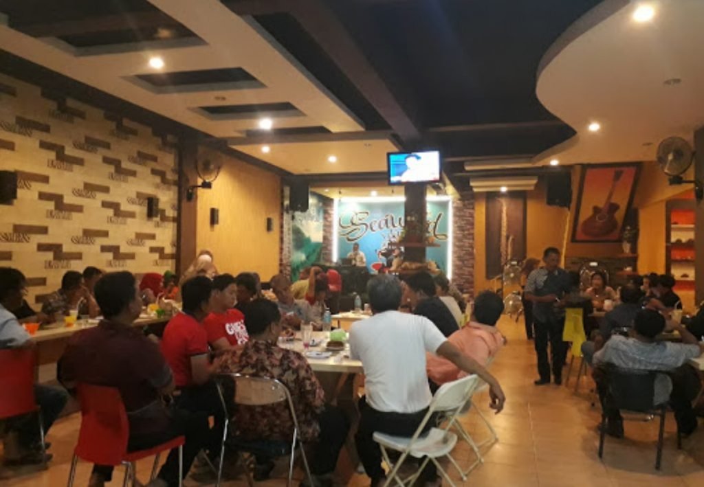 Guests at the Kospermindo seaweed café