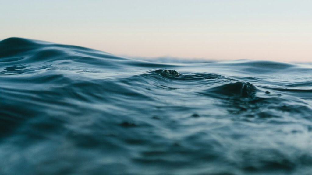 Ocean wave under the sky